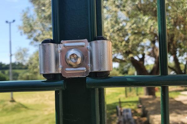 Pritrdilec za panel doublefence 2D